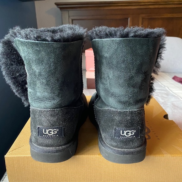 Black Bailey button Ugg’s (size 6) - Picture 4 of 5